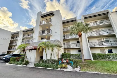 9235 Lagoon Pl #402 1