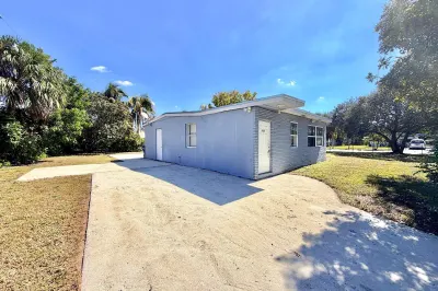 205 NW 33rd Avenue 1