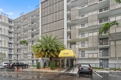 20500 W Country Club Dr #405 1