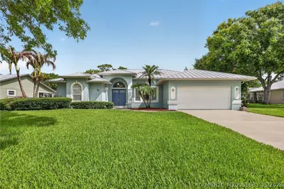 671 SE Pin Oak Terrace 1