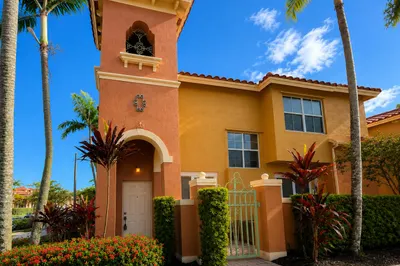 906 SW 143rd Avenue #2005 1