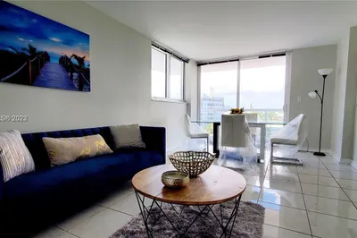 2457 Collins Ave #606 1