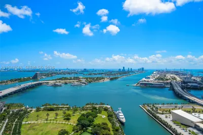 900 Biscayne Blvd #4202 1