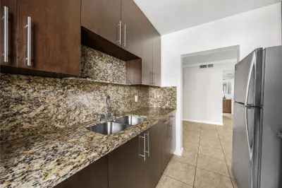 5420 Hollywood Blvd #202 1