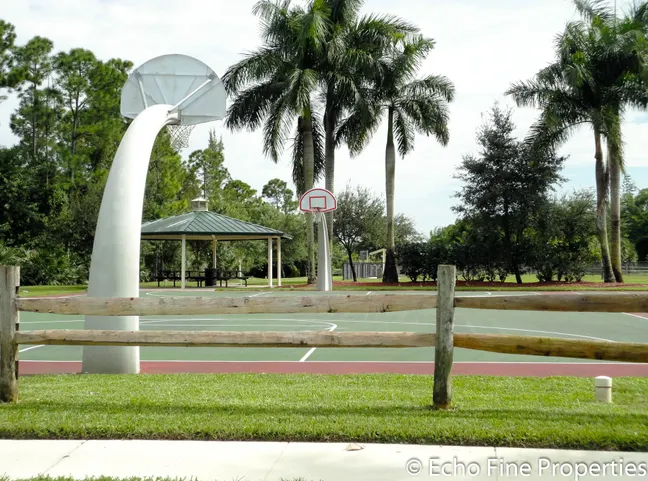 Non-Gated Large Single-Family HOA Communities in North Palm Beach