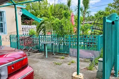 250 NW 38th Ct 1