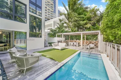 2201 Collins Ave #Bungalow 1 1