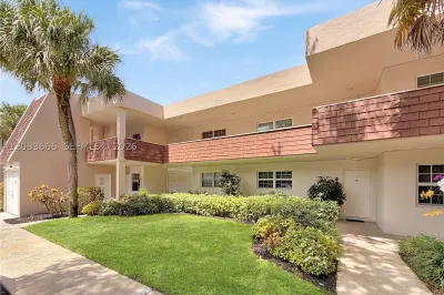 3641 Oaks Clubhouse Dr #201 1
