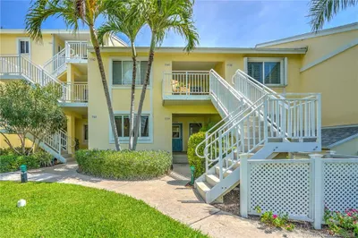 5539 NE Gulfstream Way 1