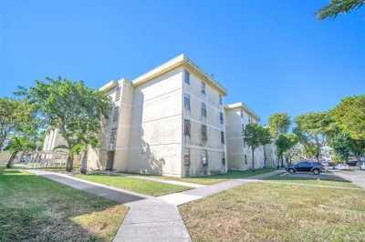 1885 W 56th St #202 1