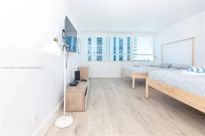 5445 Collins Ave #511