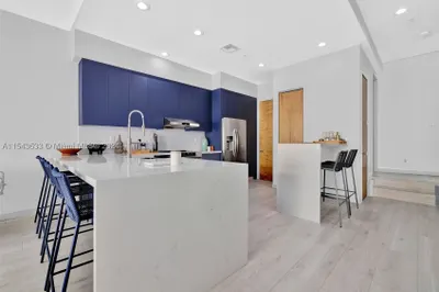 150 NE 6th Ave #B 1