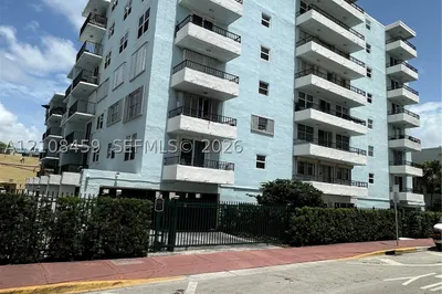 720 Collins Ave #206 1