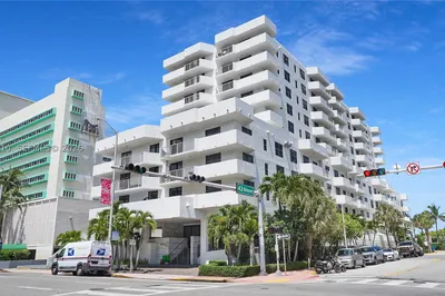 4301 Collins Ave #403 1