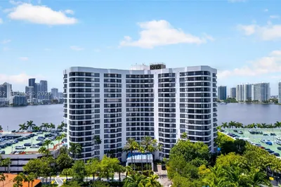 3600 Mystic Pointe Dr #310 1