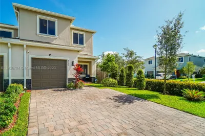 895 SE 17th Ct 1