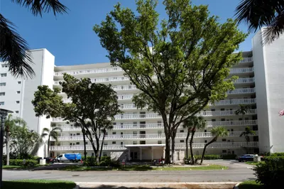2555 NE 11th Street #902 1