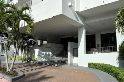 4301 Collins Ave #402 1