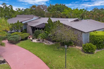 5200 Woodlands Bl 1