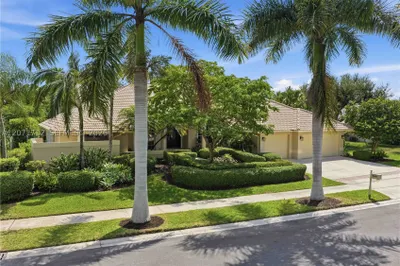 360 NE Coconut Cir 1