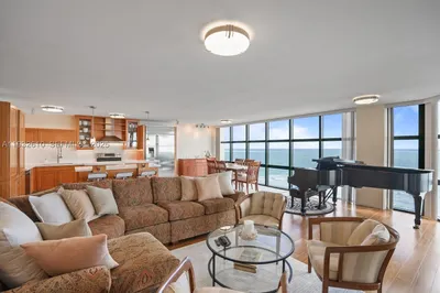 6423 Collins Ave #1005 1
