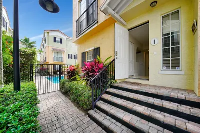 150 NE 6th Avenue #I 1