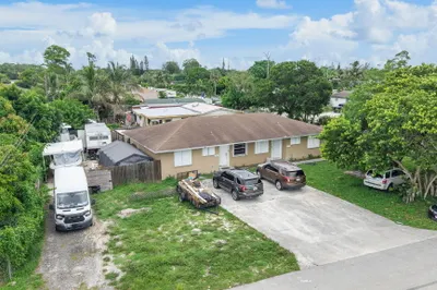 5735 Kumquat Road 1