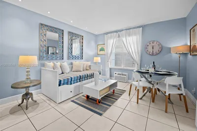 3030 Collins Ave #4E 1