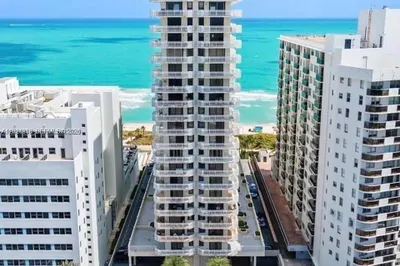 6061 Collins Ave #11B 1