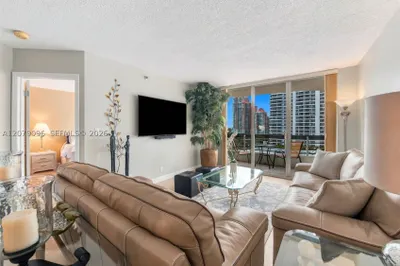 3600 Mystic Pointe Dr #903 1