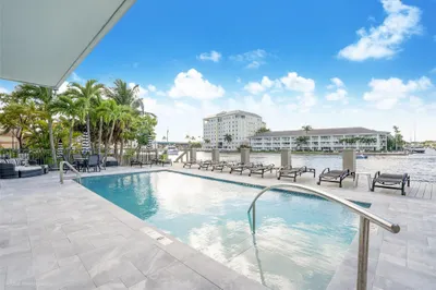 3233 NE 32nd Avenue #902 1