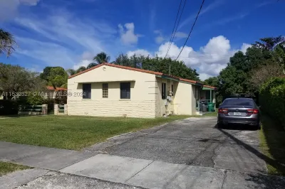 3995 SW 10th St 1