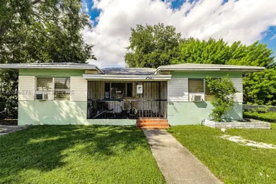 2525 NW 50th St 1