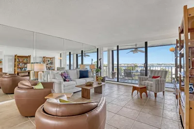 136 Lakeshore Drive #512 1