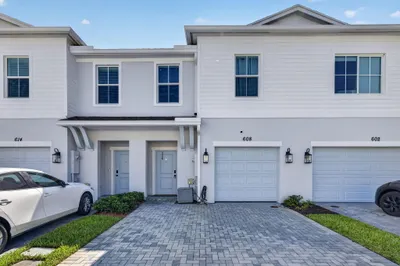 608 NE Waters Edge Lane 1