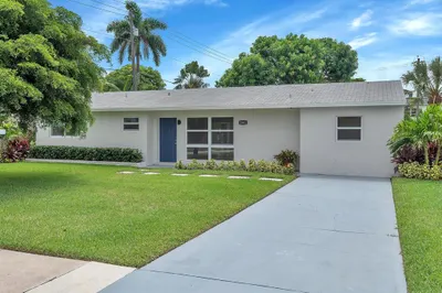 2001 Collier Avenue 1