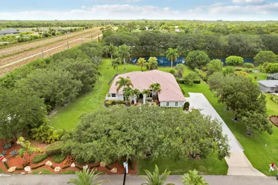 5835 Lago Del Sol Drive 1