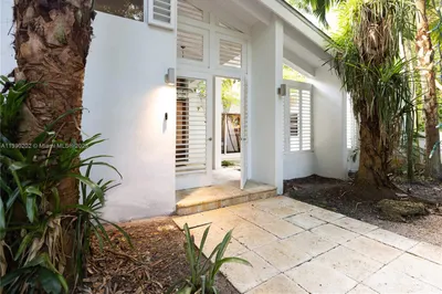 5671 Banyan Trl 0 1