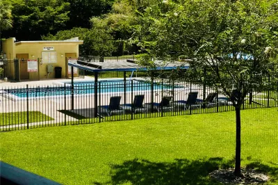 307 Lakeview Dr #202 1