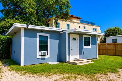 607 SW 10th Street #Guest Home In The Back 1