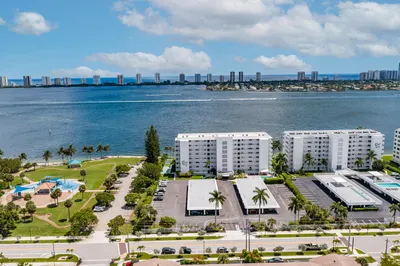501 LAKE SHORE Drive #206 1