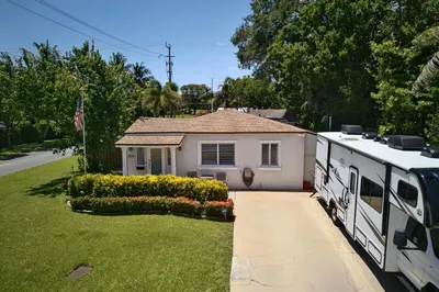 800 SW 19th Street 1