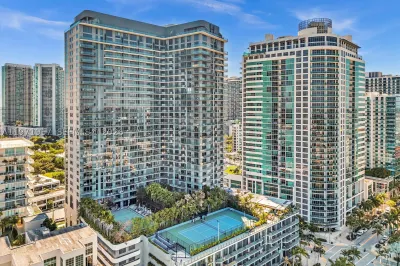 121 NE 34th St #2016 1