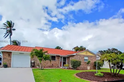 1920 Eucalyptus Ave 1