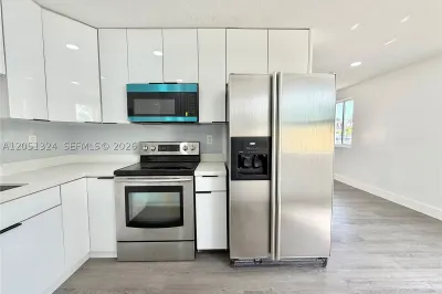 685 SE Park Dr 1