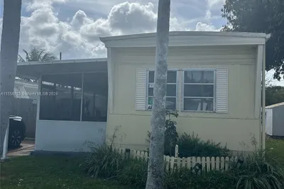 4831 SW 48 Ave Unit 8 1