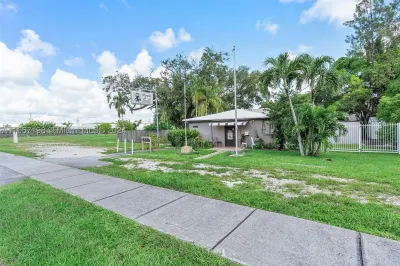 920 SW 11th St 1
