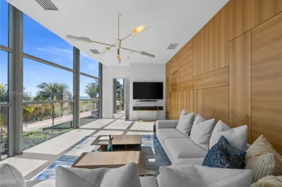 5875 Collins Ave #401 1