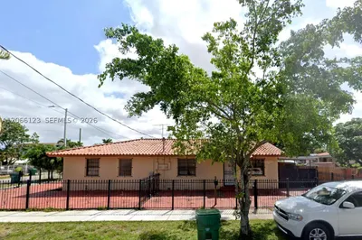 351 NW 32nd Pl 1