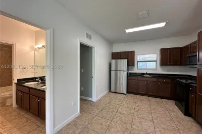 1035 NE 10th Ave #3 1